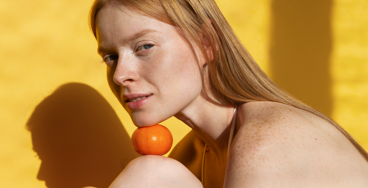 rutina de verano de skincare antioxidantes chica sonriendo