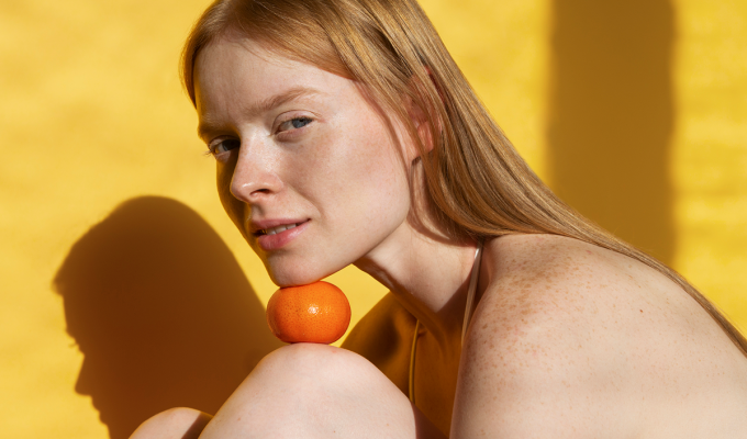 rutina de verano de skincare antioxidantes chica sonriendo