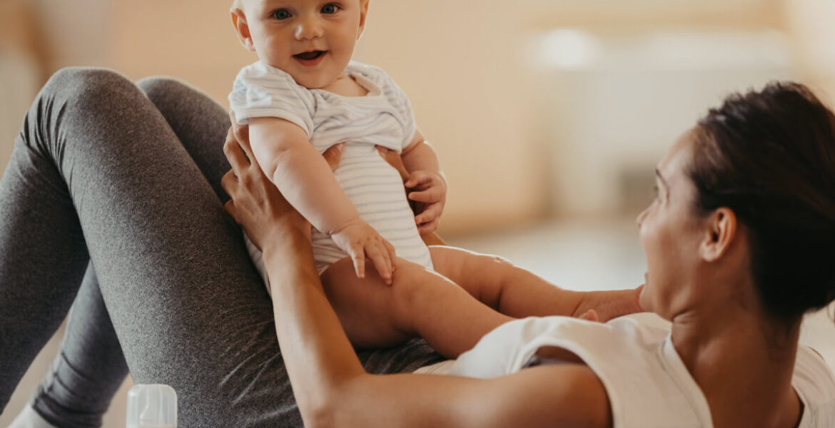 madre haciendo ejercicio con bebé