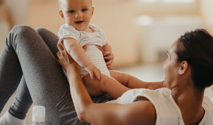 madre haciendo ejercicio con bebé
