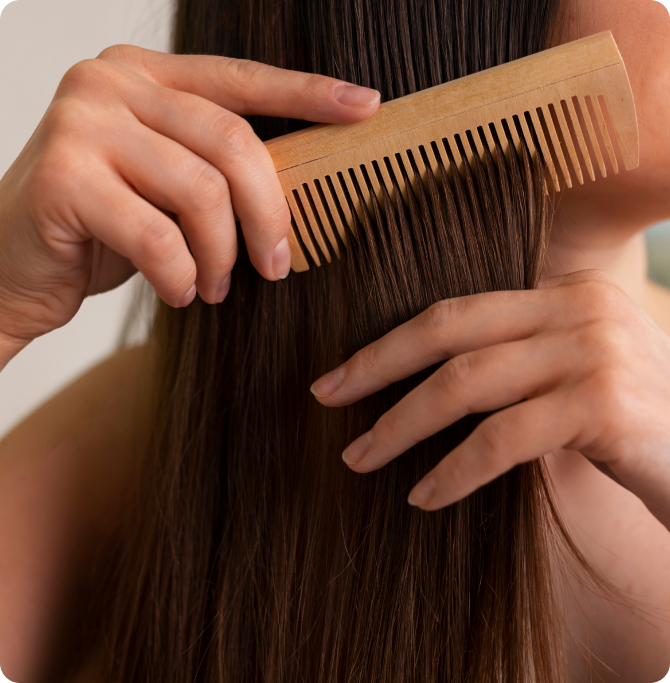 chica peinando suavemente su cabello