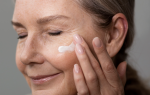 mujer combatiendo proceso de glicación en la piel con producto de skincare