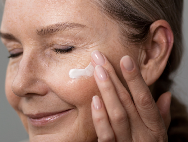 mujer combatiendo proceso de glicación en la piel con producto de skincare