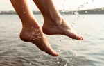 Pies descalzos saliendo del agua con gotas visibles, imagen que representa hidratación natural y cuidado de pies secos y talones agrietados