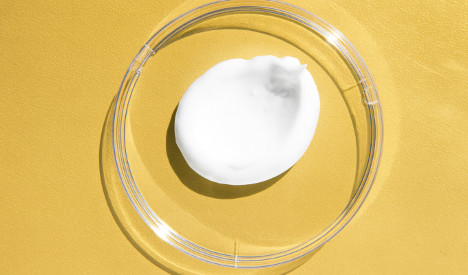 Crema blanca con carnosina en una placa de laboratorio.