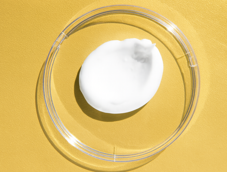 Crema blanca con carnosina en una placa de laboratorio.