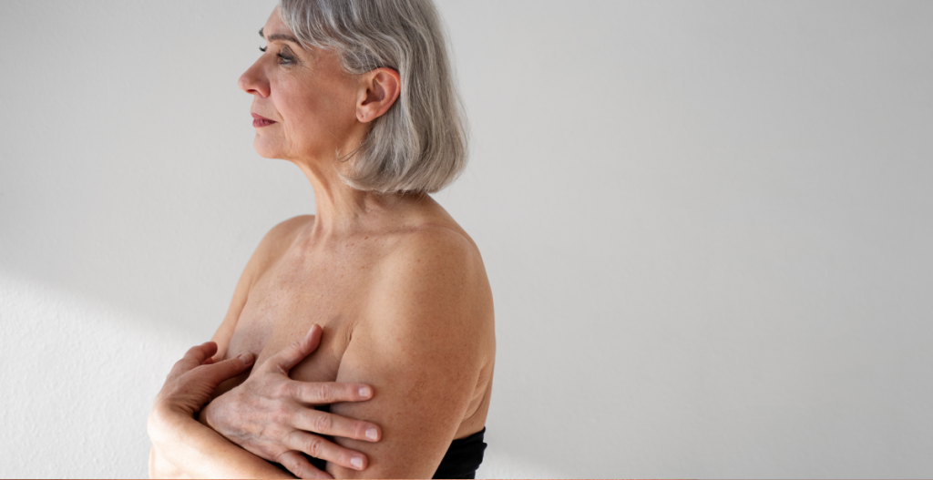 Mujer madura de perfil con cabello gris y piel natural, representando el envejecimiento saludable y la belleza well-aging.