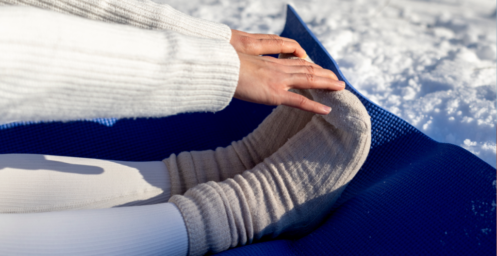 Pies con calcetines gruesos en ambiente frío, protección frente a la sequedad extrema y los talones agrietados en invierno