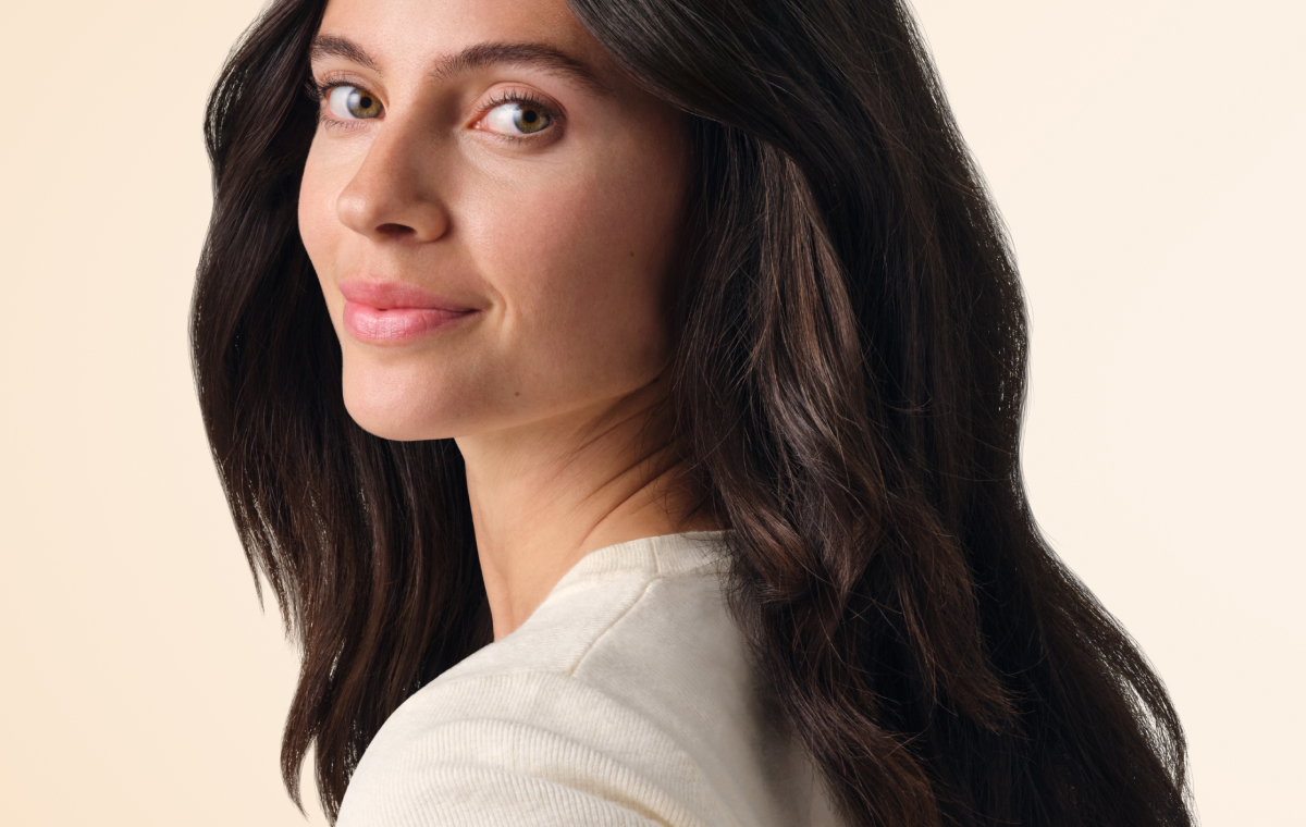 Mujer con cabello largo y saludable, imagen de cabecera sobre caída y cuidado del cabello