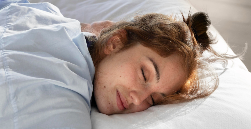 Mujer descansando plácidamente, mostrando la relación entre sueño reparador y la regeneración de la barrera cutánea.
