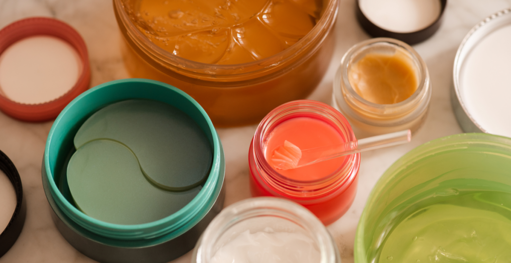 Cosméticos abiertos en distintos formatos que deben revisarse periódicamente para evitar el uso de productos caducados en la piel.
