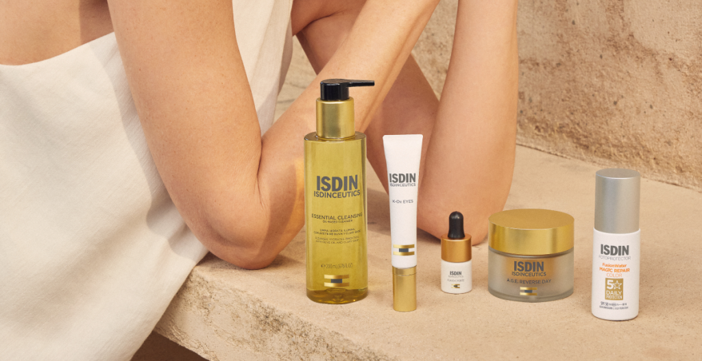 Rutina de skincare con productos ISDIN recomendados por expertos para mantener la piel sana y evitar riesgos de cosméticos caducados.