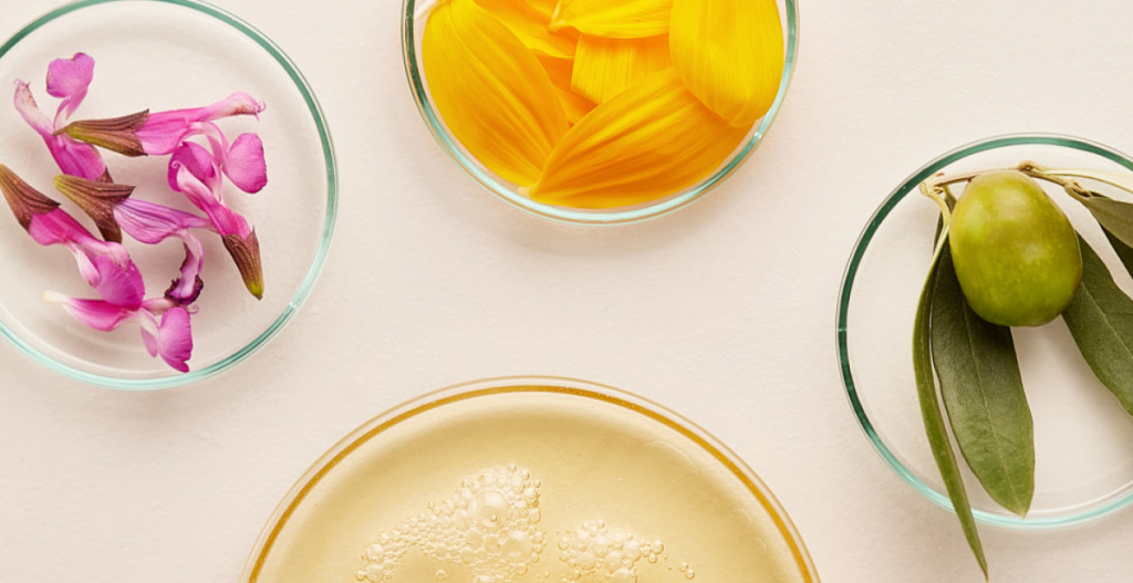 Ingredientes naturales en cosmética: pétalos y aceite, utilizados en fórmulas de skincare recomendadas por expertos en cuidado de la piel.