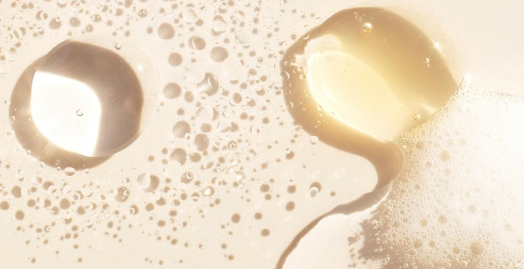 Detalle de fórmulas cosméticas líquidas que muestran la importancia de conservar bien los productos para alargar su vida útil.
