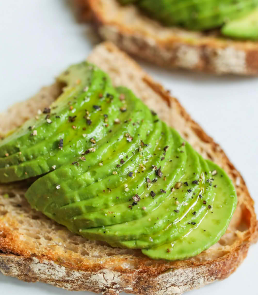 plato con tostada de aguacate y semillas beneficios para la piel