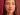 Primer plano de una mujer con maquillaje natural y labios en tono rosa, mostrando un look fresco y protegido del sol.