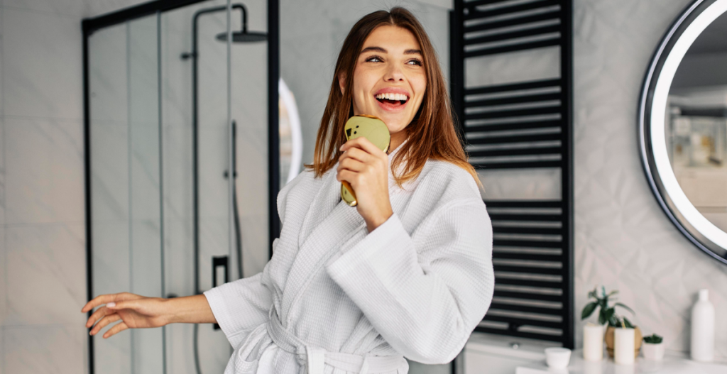 Rutina de cuidado facial divertida en casa, resaltando la importancia de revisar la caducidad de cosméticos y disfrutar del skincare.