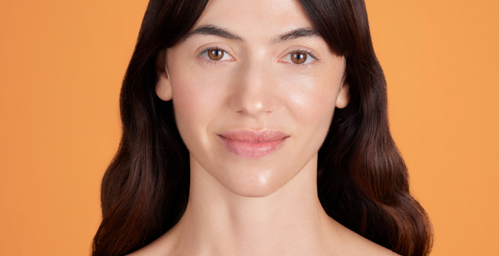 chica con rostro muy iluminado gracias a uso de vitamina C