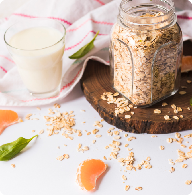 Tarro de avena con un vaso de leche sobre una mesa, ejemplo de alimentos saludables que pueden favorecer el descanso y el sueño.