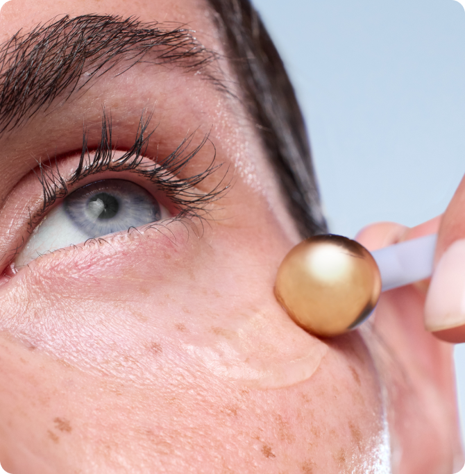cómo aplicar contorno de ojos con ácido hialurónico refrescante aplicador cerámica