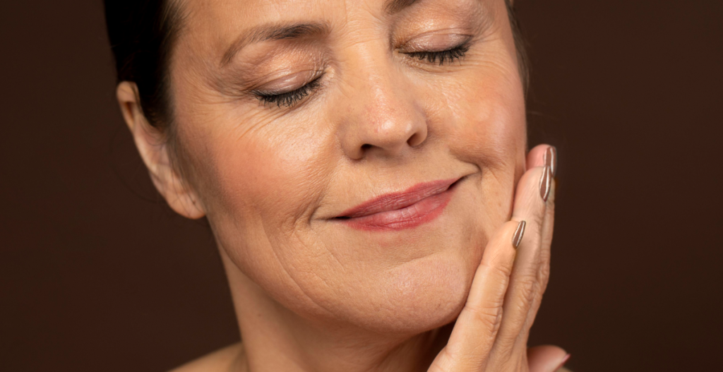 rostro de mujer con signos de fotoenvejecimiento