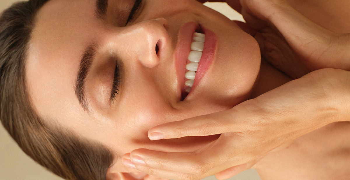 mujer con rostro saludable sin signos de fotoenvejecimiento