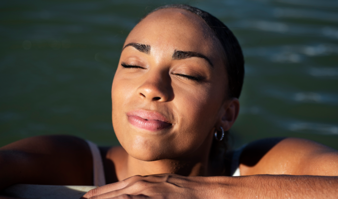chica tomando sol en verano