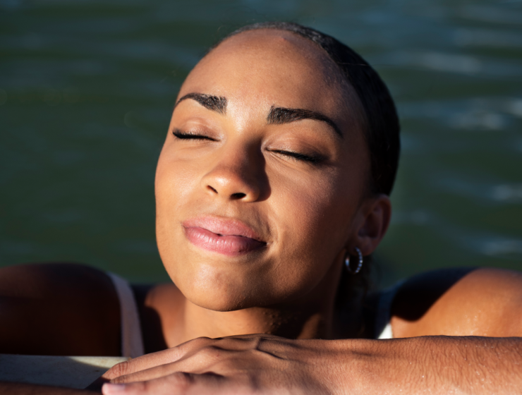 chica tomando sol en verano