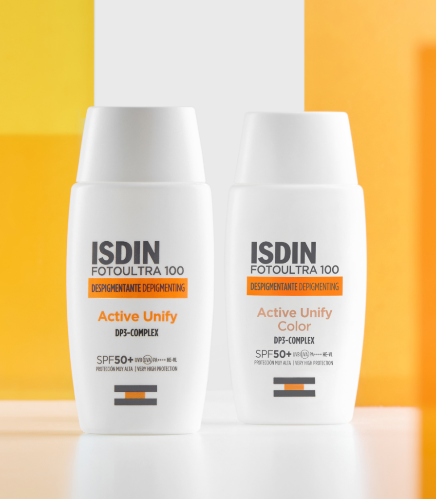 Dos fotoprotectores ISDIN FotoUltra 100 Active Unify, uno con color y otro sin color, formulados para reducir y prevenir manchas en la piel causadas por el sol