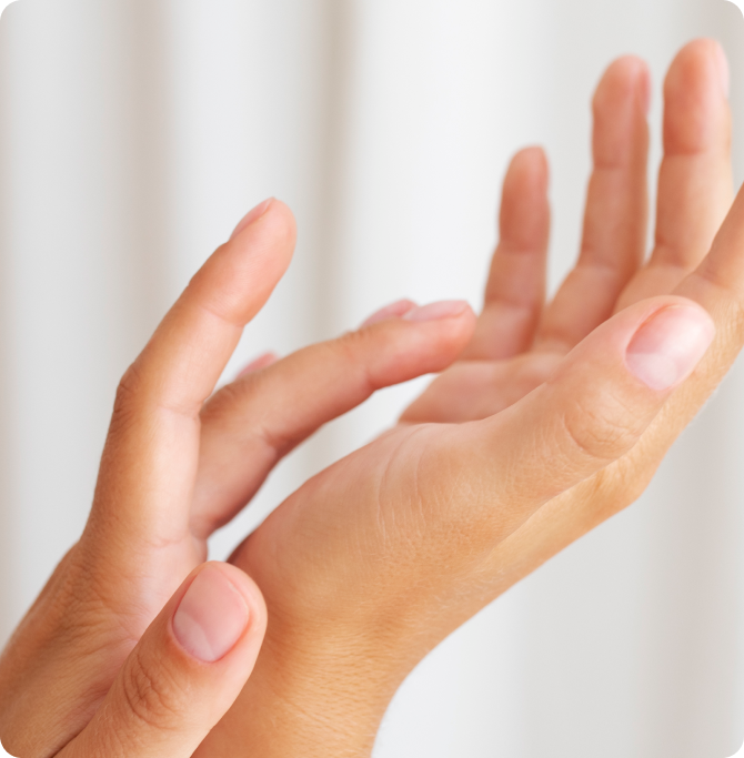 Primer plano de dedos masajeando uñas y cutículas con movimiento suave. Representa hábito saludable de cuidado de cutícula, estimulación, nutrición y fortalecimiento de la estructura ungueal.