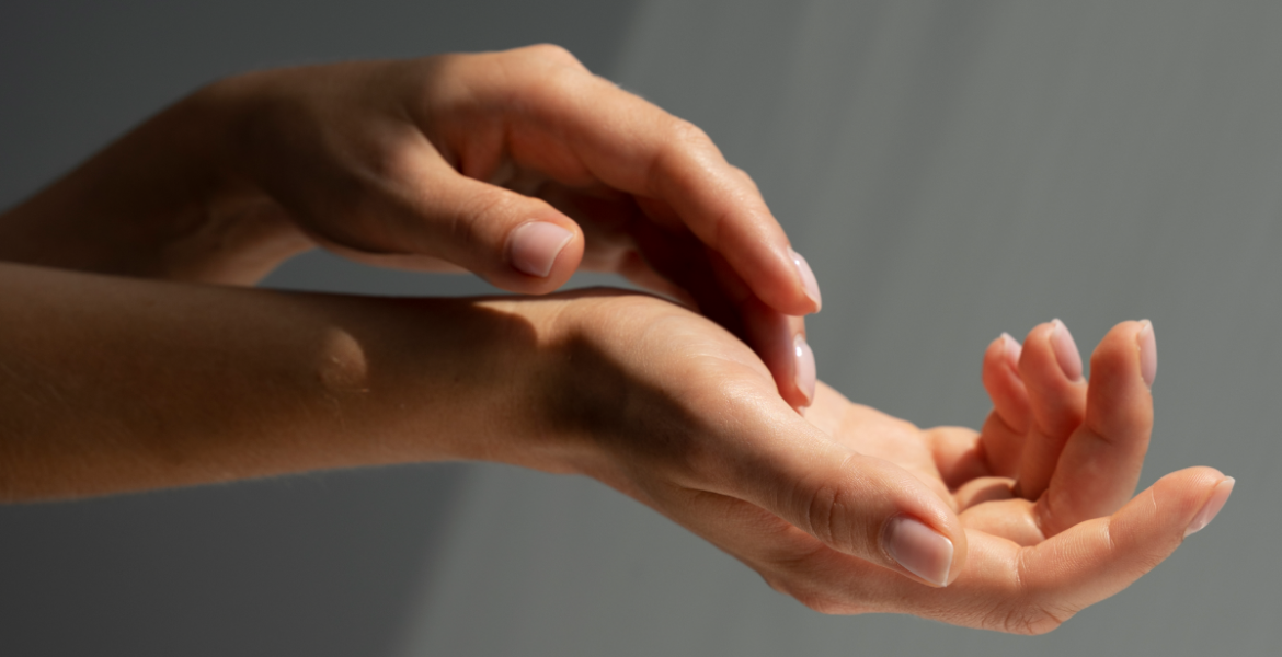 Manos con uñas cuidadas iluminadas suavemente, mostrando un aspecto saludable