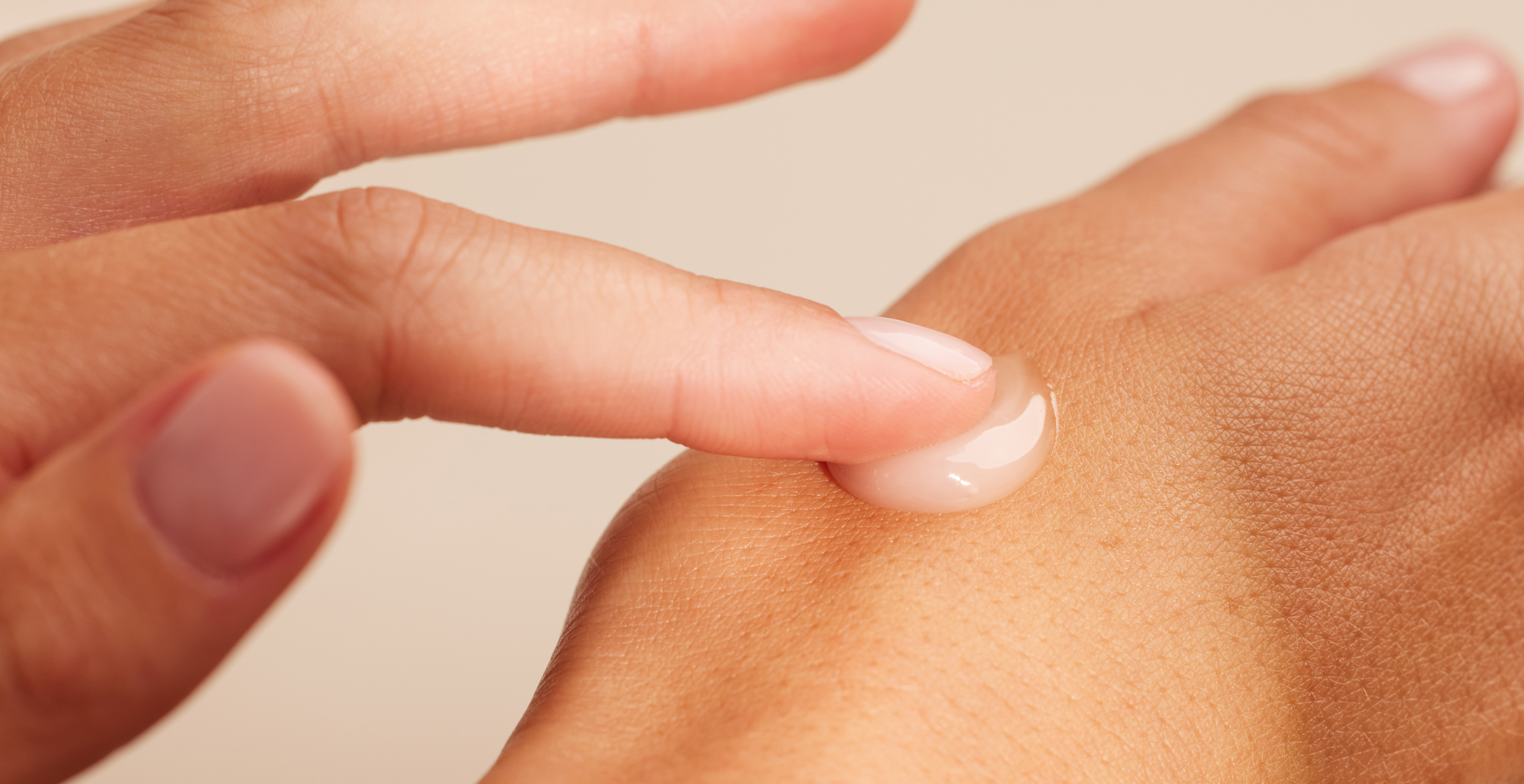 producto de skincare en mano