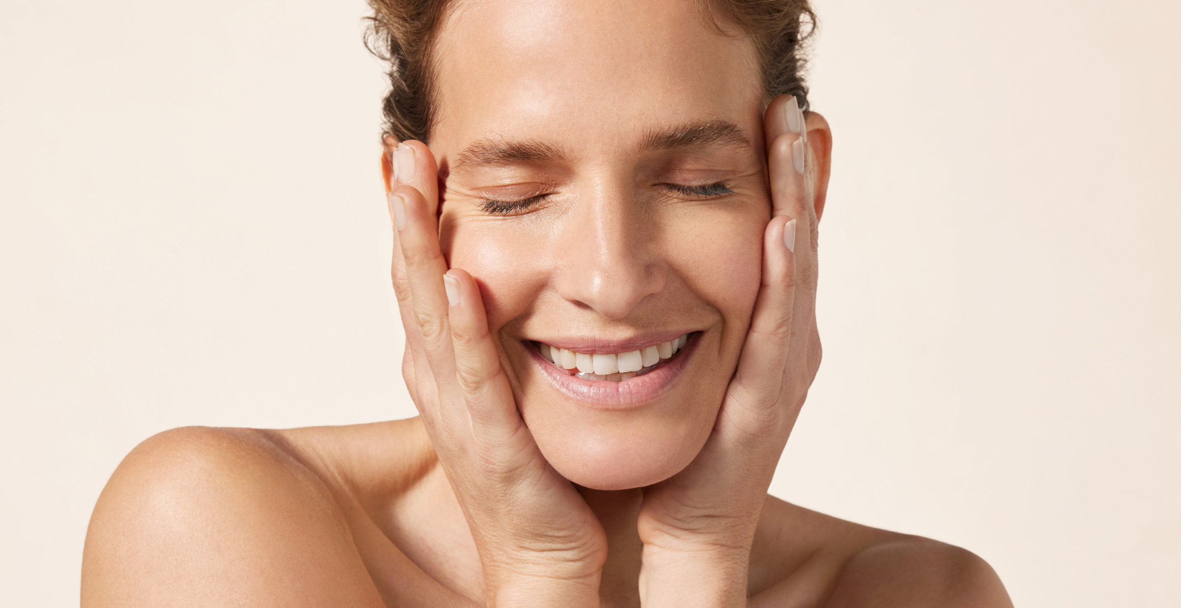 mujer tocando rostro