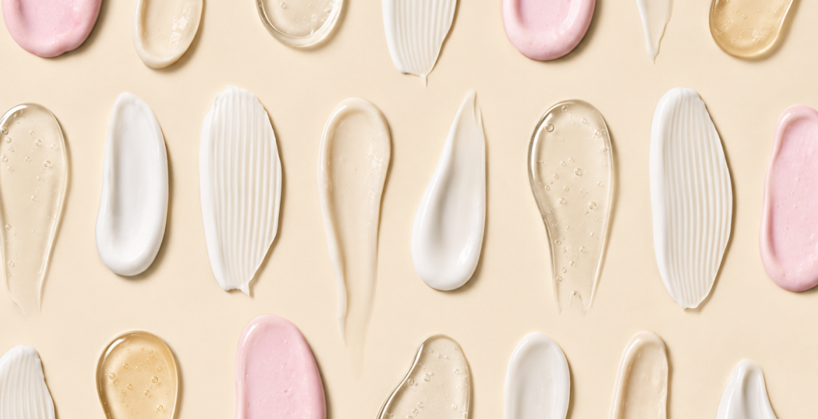 Texturas de sérums, geles y cremas cosméticas sobre un fondo beige.