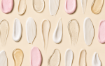 Texturas de sérums, geles y cremas cosméticas sobre un fondo beige.
