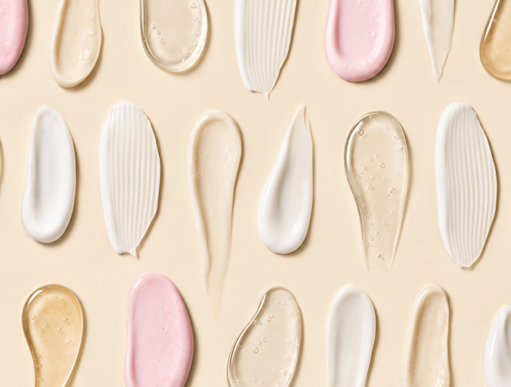 Texturas de sérums, geles y cremas cosméticas sobre un fondo beige.