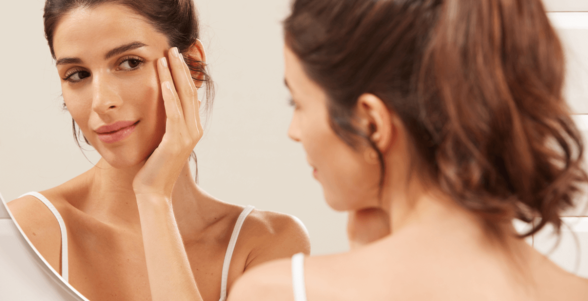 chica haciendo rutina de skincare