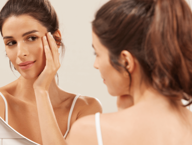 chica haciendo rutina de skincare