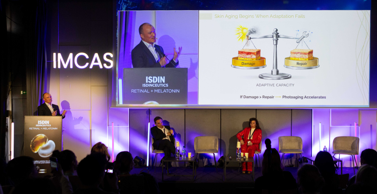 Ponencia en IMCAS París 2026 sobre retinal y melatonina, con presentación científica en pantalla que explica el equilibrio entre daño y reparación en el fotoenvejecimiento cutáneo.