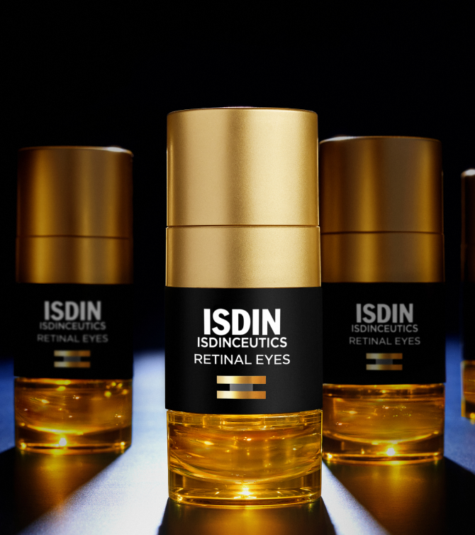 Tres envases de ISDINCEUTICS Retinal Eyes con diseño dorado y negro, sérum bifásico con retinal para el contorno de ojos presentado en IMCAS 2026.