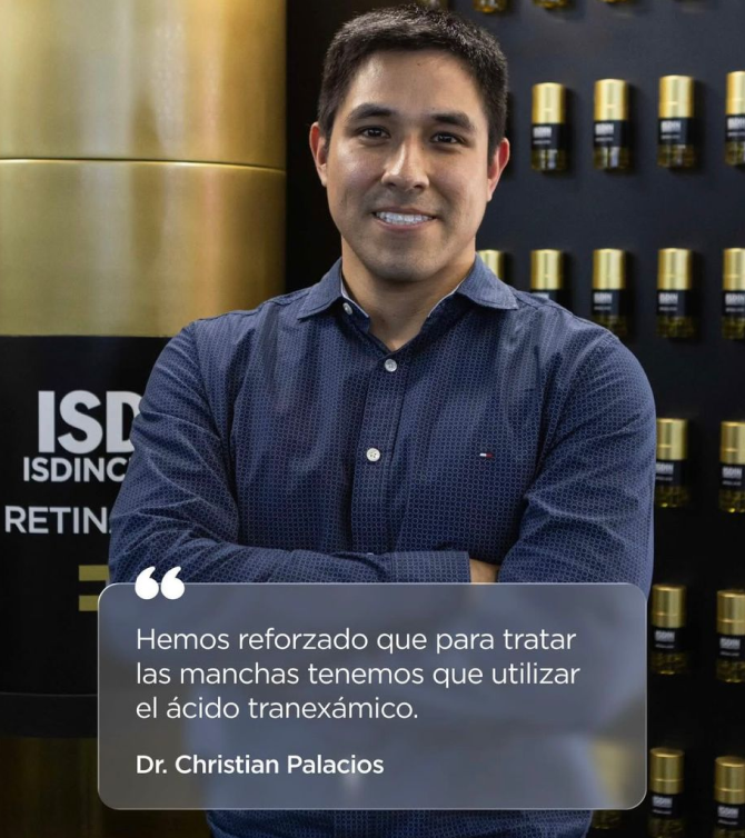 Retrato del Dr. Christian Palacios en el stand de ISDINCEUTICS en IMCAS 2026, destacando el uso del ácido tranexámico para el tratamiento de manchas e hiperpigmentación.