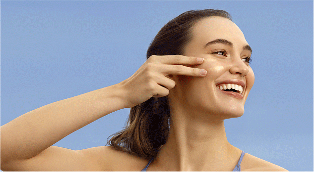 Mujer aplicando producto facial con gesto suave sobre la piel, representando rutinas inteligentes de cuidado diario y renovación nocturna.