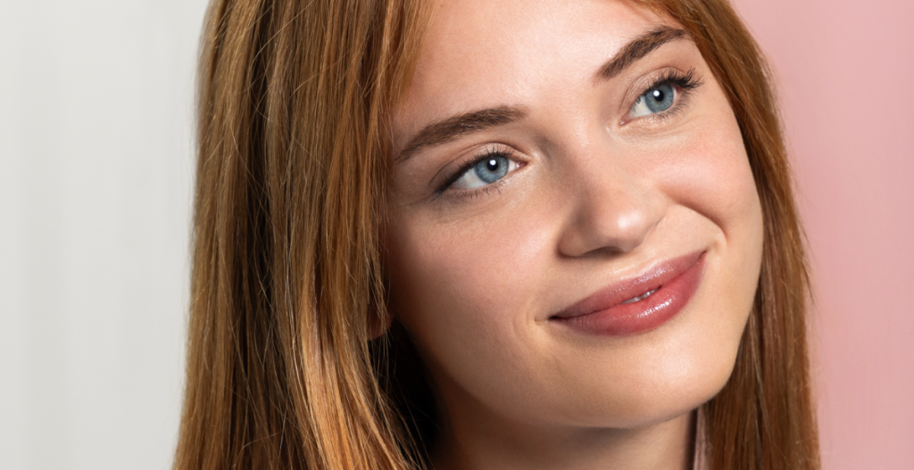 Primer plano de mujer con piel uniforme y aspecto calmado, ejemplo de piel protegida y cuidada tras una rutina adecuada para cuperosis.