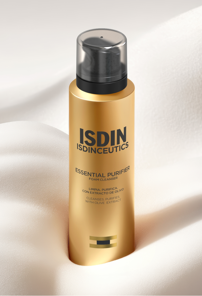 ISDIN Isdinceutics Essential Purifier, limpiador facial en espuma con extracto de oliva, recomendado para piel sensible con rojeces.
