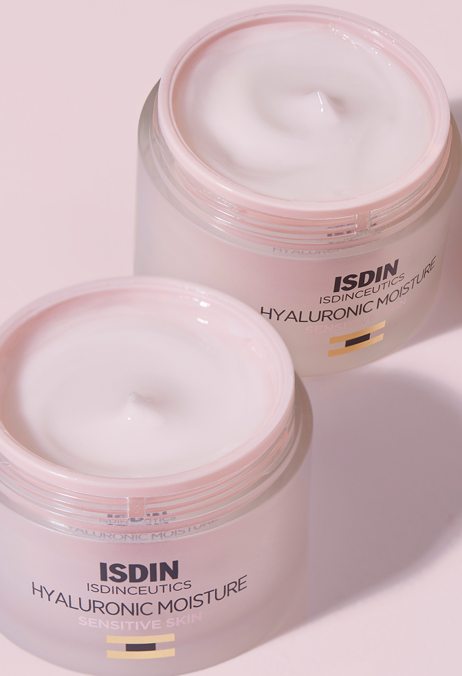 Tarros de ISDIN Isdinceutics Hyaluronic Moisture Sensitive abiertos mostrando textura cremosa, crema hidratante para piel sensible con tendencia a cuperosis.