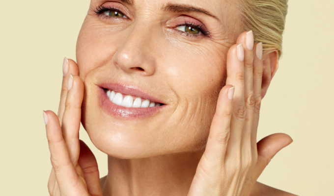 Rostro con piel luminosa iluminada por el sol, efecto glow natural y saludable