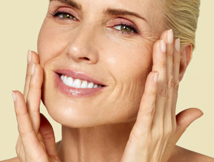 Rostro con piel luminosa iluminada por el sol, efecto glow natural y saludable