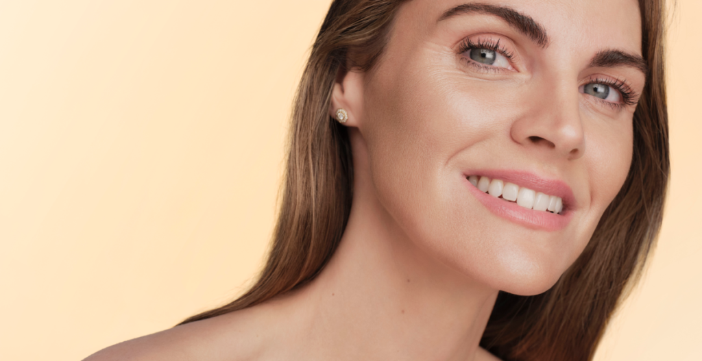 Primer plano de Amaia Salamanca con piel luminosa, uniforme y aspecto saludable