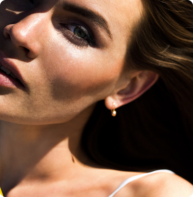 Rostro con piel luminosa iluminada por el sol, efecto glow natural y saludable