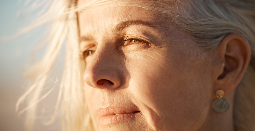 mujer mayor con reflejo de sol en la piel